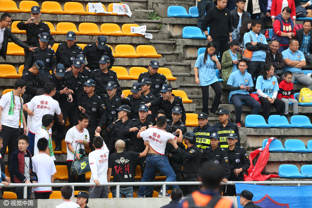  都灵德比战平局收场，双方球迷爆发冲突  