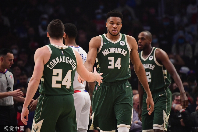  字母哥28+15雄鹿横扫尼克斯  